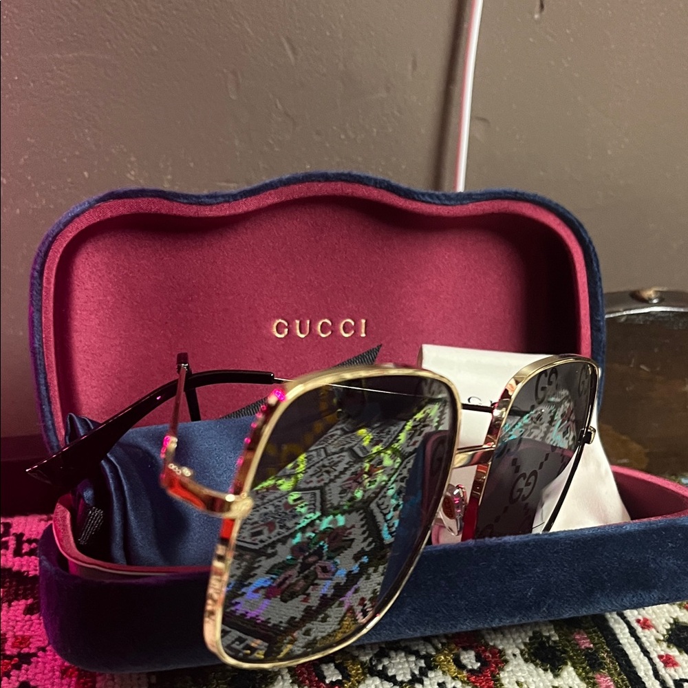 Gucci Sunglasses - Gold frame with Black Tips - Picture 3 of 7